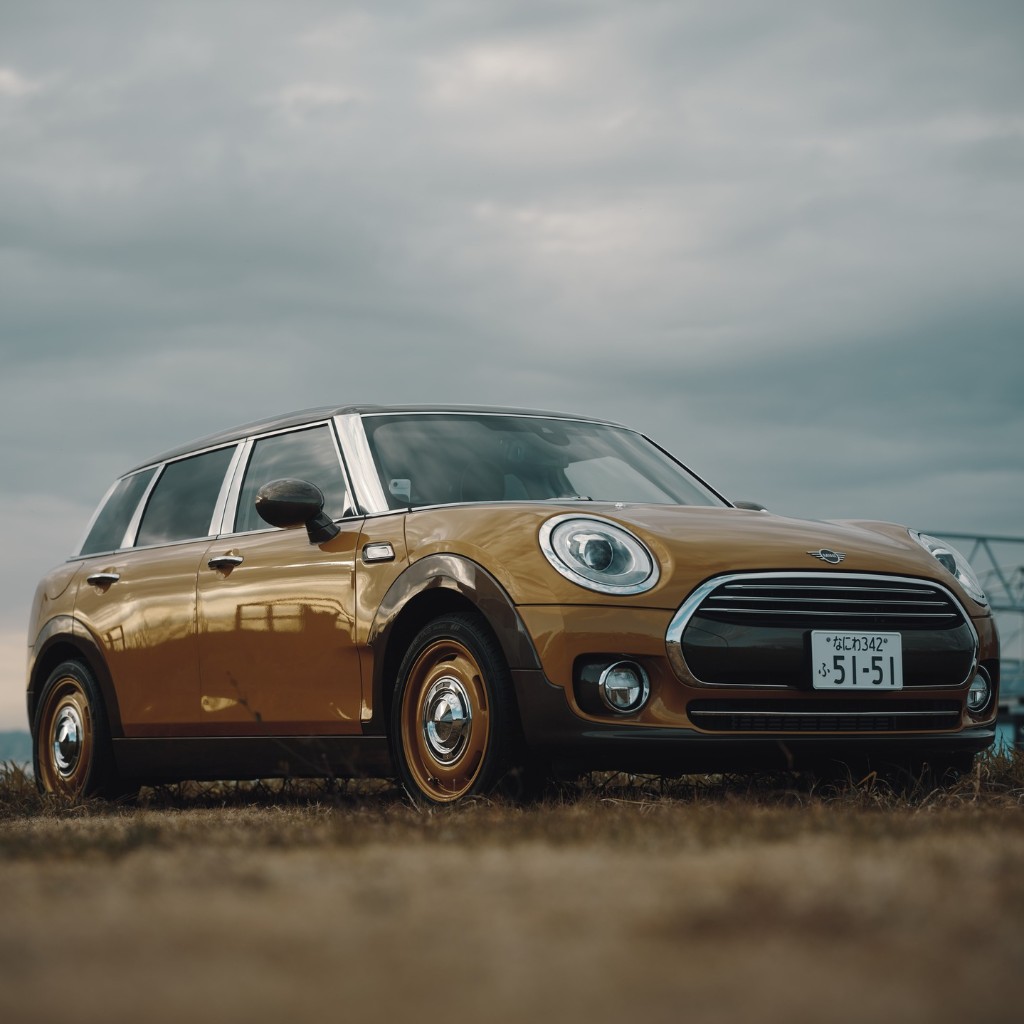 カスタムMINI F54クラブマンのフロントクォーター