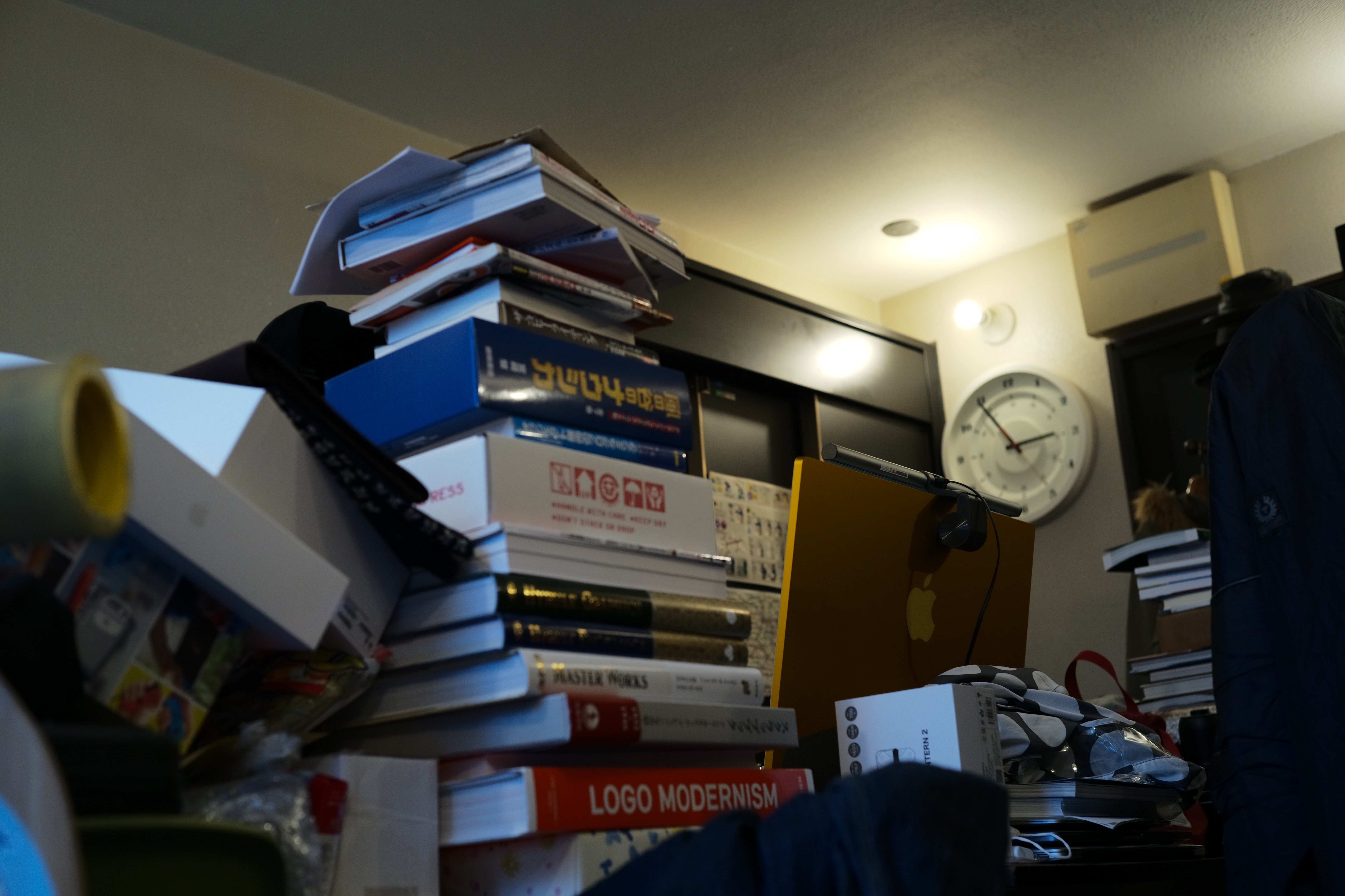 デスクに積み上げられた書籍